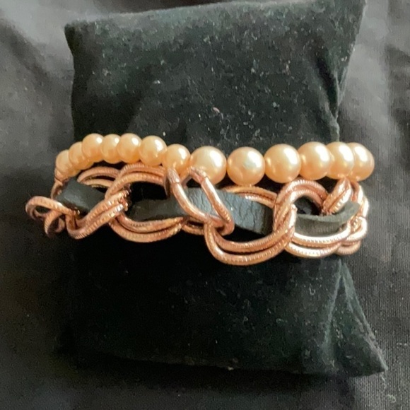 PEARL LEATHER AND GOLD TONE CHAIN TOGGLE BRACELET - Picture 1 of 2